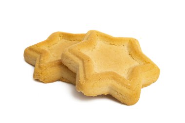 Beyaz arkaplanda izole edilmiş tereyağlı kurabiyeler