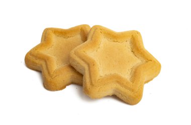 Beyaz arkaplanda izole edilmiş tereyağlı kurabiyeler