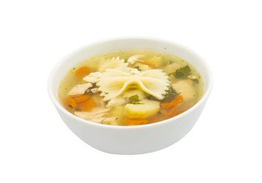 Makarnalı tavuk suyu çorbası beyaz arka planda izole edilmiş.