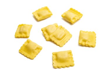 İtalyan mantısı beyaz arka planda izole edilmiş.