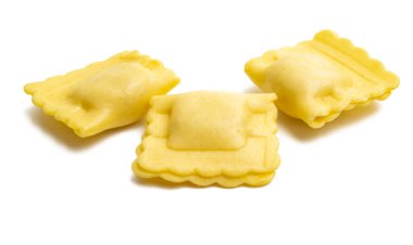 İtalyan mantısı beyaz arka planda izole edilmiş.