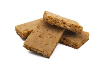 Beyaz arkaplanda izole edilmiş İsviçre zencefilli kurabiyesi