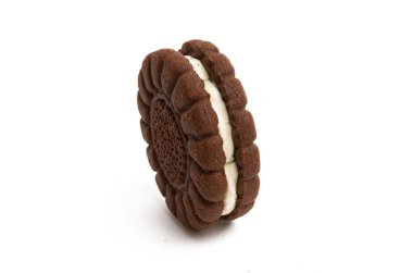 Beyaz arka planda izole edilmiş çikolatalı çift kurabiye.