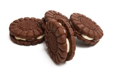 Beyaz arka planda izole edilmiş çikolatalı çift kurabiye.