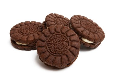 Beyaz arka planda izole edilmiş çikolatalı çift kurabiye.