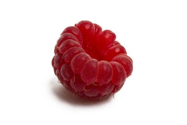 Beyaz arka planda izole edilmiş olgun ahududular.