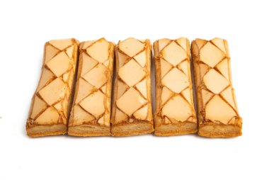 Puf böreği beyaz arkaplanda izole edildi