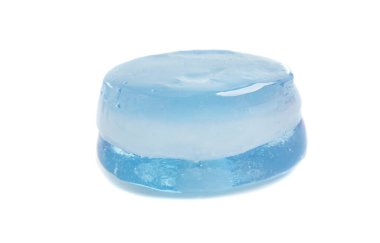 Beyaz arkaplanda izole edilmiş şekerler