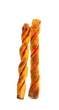 Beyaz arka planda izole edilmiş reçelli puf çubukları.