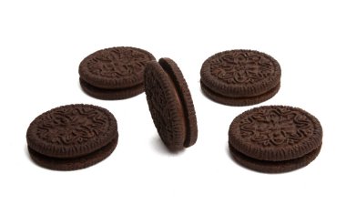 Beyaz arkaplanda çift ince çerez