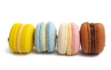 beyaz arkaplanda izole edilmiş badem kurabiyeleri