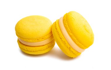 beyaz arkaplanda izole edilmiş badem kurabiyeleri