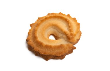 Beyaz arkaplanda izole edilmiş tereyağlı Noel kurabiyeleri