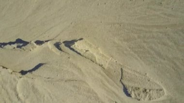 Quadcopter kum üzerinde uçuş. Üstten Görünüm