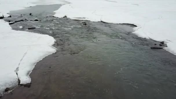 Wasser fließt zwischen Eis. Flug mit dem Quadrocopter. Ansicht von oben — Stockvideo