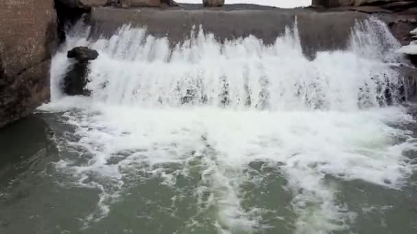 L'eau coule sous le pont. Vol sur quadcopter. Vue du dessus — Video