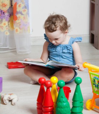 güzel kız Oda kitap okumak