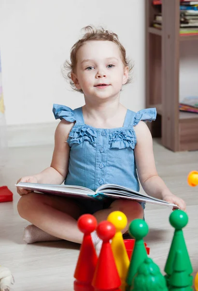 Schöne Mädchen lesen Buch im Zimmer — Stockfoto