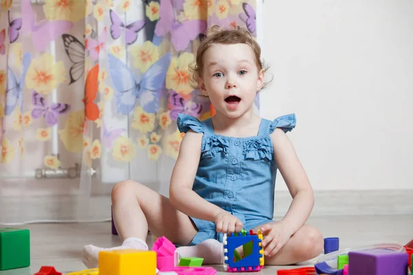 Красива дівчина грає в іграшки в кімнаті — стокове фото