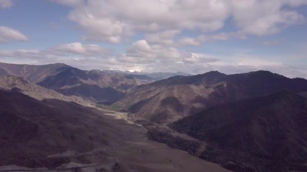 알타이 산맥. 아름 다운 고원 풍경입니다. 러시아. 시베리아입니다. Quadcopter에 비행입니다. 상위 뷰 — 비디오