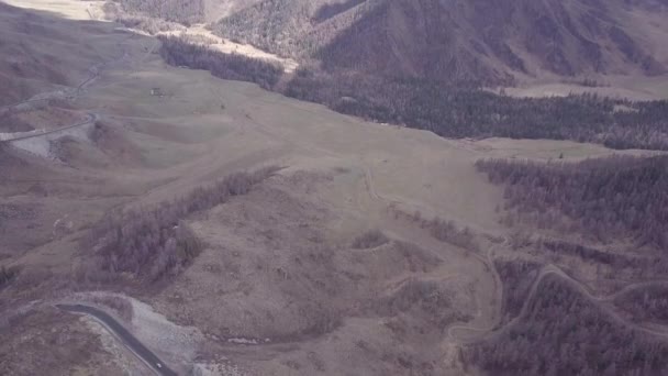 Βουνά Αλτάι. Όμορφο τοπίο του highland. Ρωσία. Σιβηρία. Πτήση σε τετράγωνο ελικόπτερο. Το Top view — Αρχείο Βίντεο