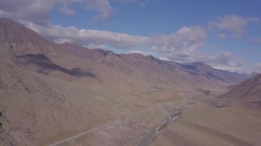 Altay Dağları. Güzel yayla manzara. Rusya. Sibirya. Quadcopter uçakla. Üstten Görünüm