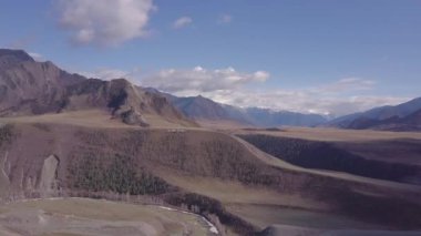 Altay Dağları. Güzel yayla manzara. Rusya. Sibirya. Quadcopter uçakla. Üstten Görünüm
