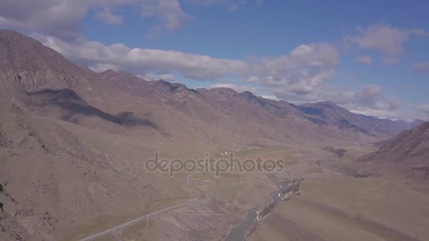 Montagnes Altaï. Beau paysage montagneux. La Russie. Sibérie. Vol sur quadcopter. Vue du dessus — Video