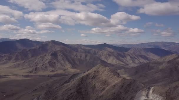 알타이 산맥. 아름 다운 고원 풍경입니다. 러시아. 시베리아입니다. Quadcopter에 비행입니다. 상위 뷰 — 비디오