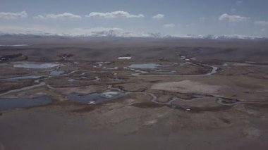Altay Dağları. Güzel yayla manzara. Rusya. Sibirya. Quadcopter uçakla. Üstten Görünüm