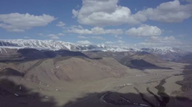 Altay Dağları. Güzel yayla manzara. Rusya. Sibirya. Quadcopter uçakla. Üstten Görünüm