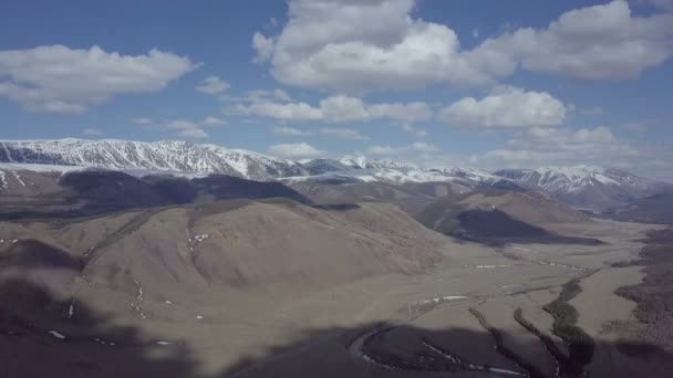 Altaj. Mooi Hoogland landschap. Rusland. Siberië. Vlucht op quadcopter. Bovenaanzicht — Stockvideo