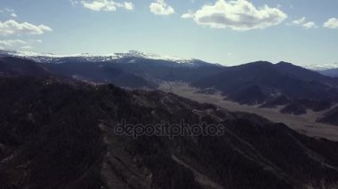 Altay Dağları. Güzel yayla manzara. Rusya. Sibirya. Quadcopter uçakla. Üstten Görünüm