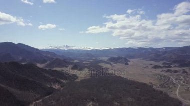 Altay Dağları. Güzel yayla manzara. Rusya. Sibirya. Quadcopter uçakla. Üstten Görünüm