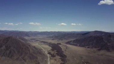 Altay Dağları. Güzel yayla manzara. Rusya. Sibirya. Quadcopter uçakla. Üstten Görünüm