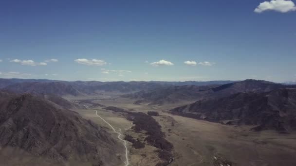 Pegunungan Altai. Pemandangan dataran tinggi yang indah. Rusia. Siberia. Penerbangan di quadcopter. Tampilan atas — Stok Video