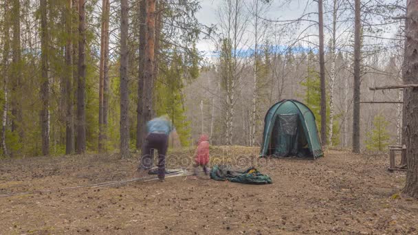 木材のアセンブリのテント。観光の残り。タイムラプス — ストック動画