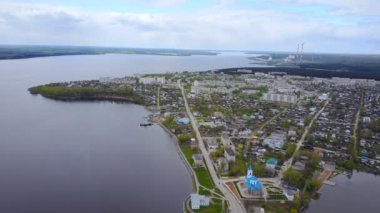 Şehir panoraması. Üstten Görünüm. Perm Krai Dobryanka. Timelapse