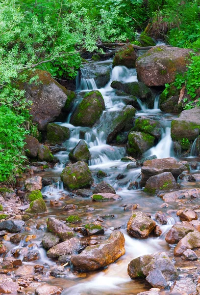 Rivière de montagne. eau rapide du ruisseau. Russie Oural — Photo