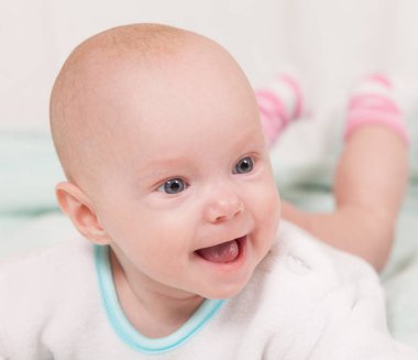 Gülümseyen bebek. Neşeli ifade
