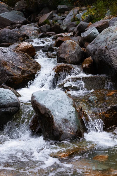 Río de montaña. agua corriente rápida. Rusia Altai —  Fotos de Stock