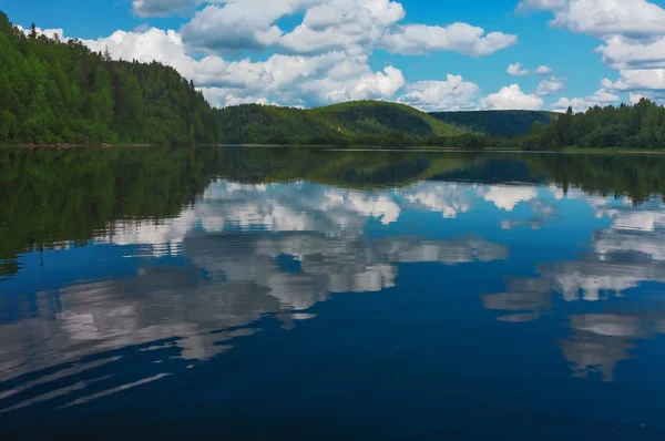 Paesaggio estivo. Fiume Vishera. Montagne degli Urali — Foto Stock