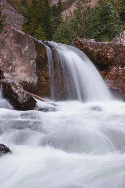 Bergsflod. Snabbströmsvatten. Ryssland Altai — Stockfoto