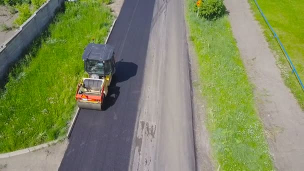 Pokládka asfaltu. Pohled shora na silnici — Stock video