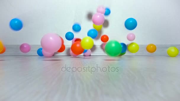 Le palle dei bambini cadono lentamente sul pavimento — Video Stock