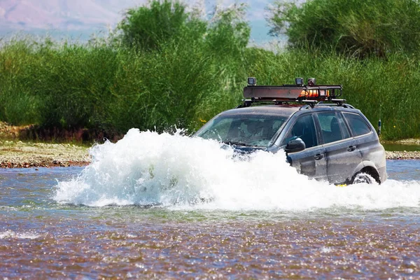 Reis van de rivier naar de ford op auto. Mongolië — Stockfoto