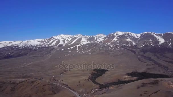 Relevé aérien des montagnes de l'Altaï. Beau paysage montagneux. La Russie. Sibérie. Vue du dessus — Video