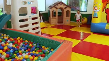 Küre ile havuz küçük kız oynar