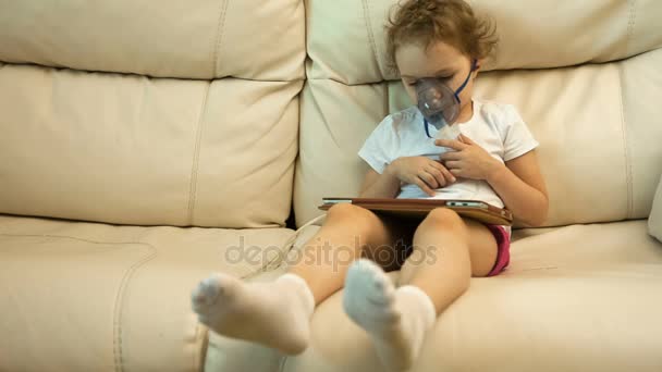 ソファーで吸入器を持つ少女 — ストック動画