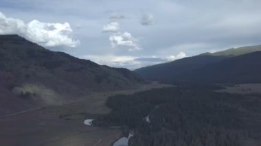 dağ nehri. Hızlı akarsu. Rusya Altai